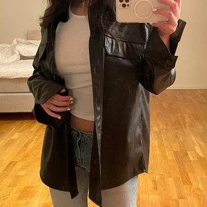 Skinnjacka  - Säljer denna jacka i PU köpt på weekday för länge sedan❤️‍🔥 i storlek S och aldrig använd, lappen sitter kvar! Ganska oversized.