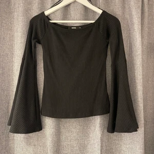 Bikbok tröja  - En jätte söt tröja från bikbok med utsvängda armar och även off shoulder. Den är i ett ribat och stretchigt material. Storlek Xs men passa även som S. Skriv för fler bilder. Köparen står för frakten💗
