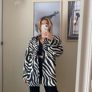 Zebra jacka  - SÅ ball jacka! Typ aldrig använd. Frakt tillkommer 