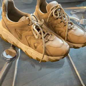 Skor - Skor ifrån nakd, knappt använda och är ca 2 år gamla💘 