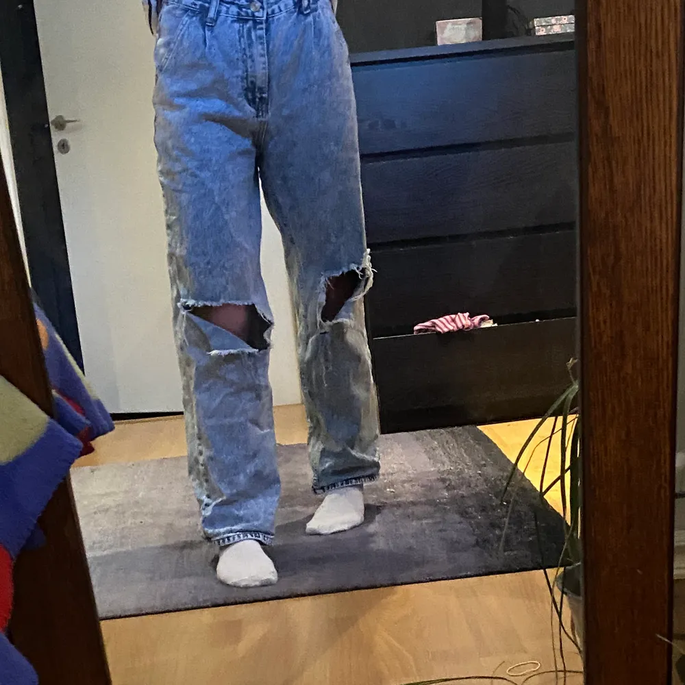 Hej! Säljer nu mina favo jeans som jag tyvärr inte har andvändling för längre! Skriv till mig vid funderingar eller likande! Dem är stentvättade och super fina o sköna!. Jeans & Byxor.