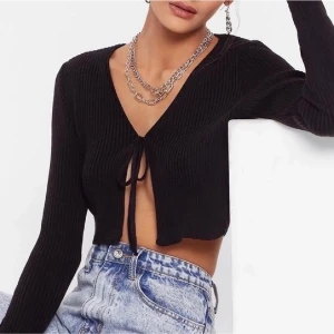 Kofta - Jätte fin kofta, svart och ribbad. Använt ett få antal gånger. 