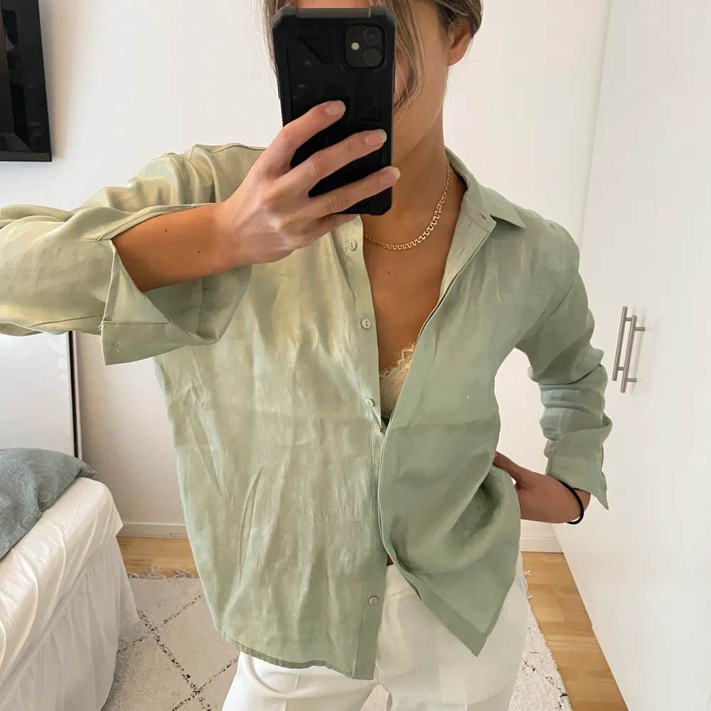 ONLY skimrig ljusgrön skjorta i stl 36. Superfint skimmer & kall nyans av grön, även lätt att klä upp eller ner. 💫. Tröjor & Koftor.