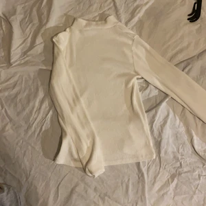 Jätte fin tröja  - Jätte fin tröja men lite för liten för mig har inte använt den ett dugg den är från new yorker köpte den för 190 och den har storlek M men passar även till S 