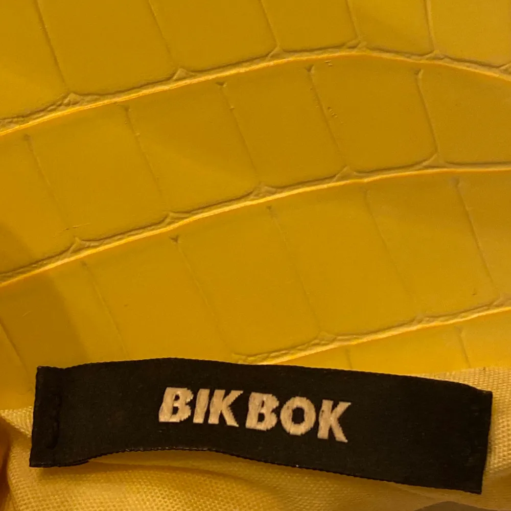 Säljer nu vidare min fina gula Bikbok väska. Köpt för ungefär 2 månader sen och vill ni köpa en ny☺️ så härlig färg, klär verkligen upp en svart outfit💗. Väskor.
