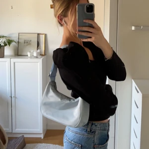Blå väska från weekday - Jättefin ljusblå väska med justerbart axelband från weekday! Sparsamt använd och i mycket bra skick. 💕skriv privat om ni har frågor eller vill ha fler bilder💕 säljer för 170kr+frakt