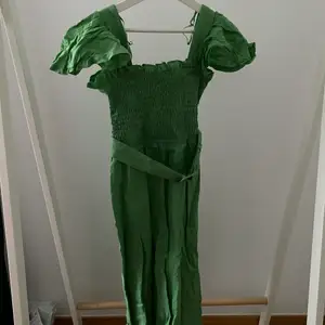 Midilång grön klänning från & other stories, sitter jättefint fin grön färg! Skriv privat för bilder på! Inköpspris 1 600kr. Använd 1 gång. Pris kan diskuteras 