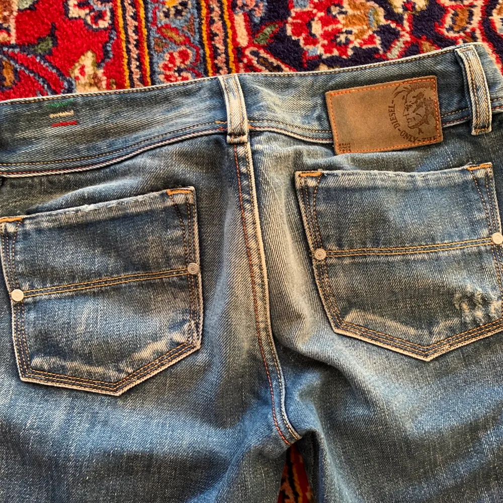 Så snygga bootcut lågmidjade jeans från diesel! Rätt längd för mig som är 175! Köparen står för frakt🥰 Buda i dm!. Jeans & Byxor.