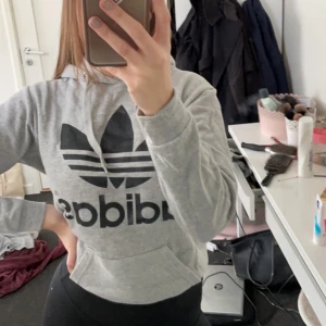 Adidas Hoodie - Fejk Adidas hoodie! Super skön o knappt använd 🥰