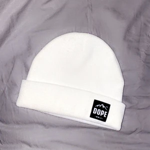 Vit dope mössa - Säljer en vit dope paradise mössa som är slutsåld, använd fåtal gånger så väldigt fint skick!🥰