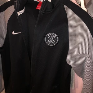 PSG - Psg tröja i storlek 12/13 år men passar mig som har storlek xs/s, använd ett fåtal gånger! Vid frågor eller bilder kontakta privat! Köparen står för frakt💕