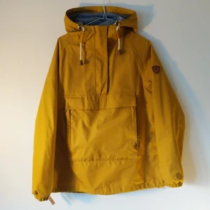 Jacka  - Den är vatten och vindtät, ganska varm då den är fodrad. Frakt ingår 🌻