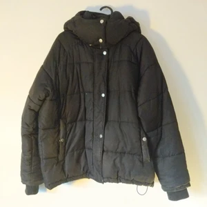 Jacka - Dunjacka. Har ett par små gula färgfläckar (sista bilden) som tyvärr inte går bort.