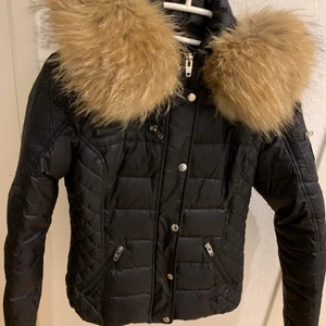 Rock and blue jacka stl 36 - Rock and blue jacka stl 36 i nyskick. Köptes i slutet av förra vintern, alltså är den mycket sparsamt använd.