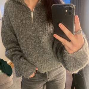 Stickad half zip up tröja  - Jag säljer min jätte fina halfzipup tröja ifrån gina tricot då den inte kommit till så stor användning. Den är i mycket bra kvalitet och extremt mysig! Den är i storlek M men skulle säga att den passar alla från xs till L beroende på hur man vill att den sitter. Kontakta mig för mer information!❤️