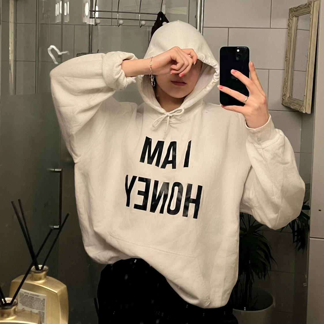 Vit hoodie med text ”I am Honey”