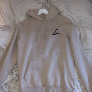 La hoodie - Hoodie från Hm, använd få gånger, ny skick. Storlek S, sitter tts.
