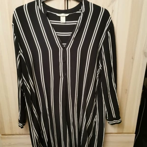 Längre blus strl 34 - Längre randig mörkblå blus från h&m i storlek 34. Köparen står för frakten ☺️