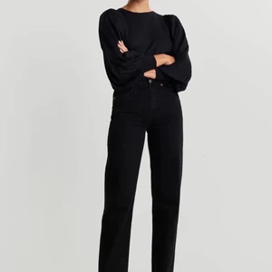90 high waist jeans - Ett par helt oanvända 90 high waist jeans i storleken 40 i färgen black från Gina trico✨ Lapparna sitter fortfarande kvar på jeansen då jag glömde returnera i tid därav säljs de. Kostade 599kr säljer för endast 400kr🤩🤩 Pris kan diskuteras!