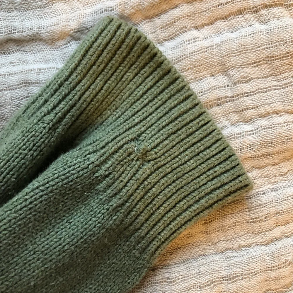 Säljer en stickad tröja från Tommy Hilfiger i färgen grön! Storlek L men sitter som Medium. Den har haft 2 små hål i ena ärmen, som jag sytt igen (se bild 2) Annars är den i bra skick! (har köpt den second hand)  💚 Frakt tillkommer!. Tröjor & Koftor.