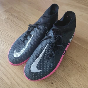 Nike fotboll skor  - Nike fotboll skor nästan oanvända! Är i väldigt gott skick, storlek 38❤