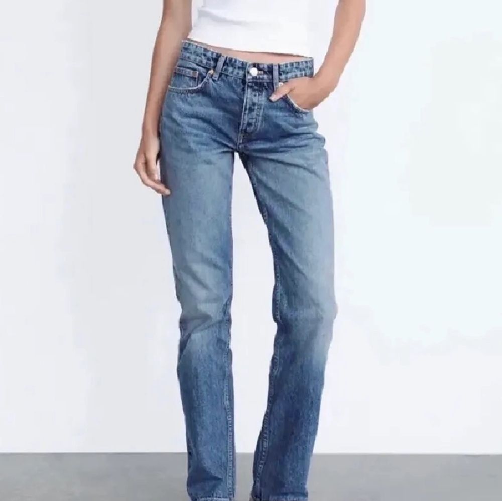 Säljer mina superfina mid rise jeans från zara i straight fit då dem inte kommer till användning längre💕 inte mina bilder, bud: 320. Jeans & Byxor.
