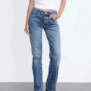 Säljer mina superfina mid rise jeans från zara i straight fit då dem inte kommer till användning längre💕 inte mina bilder, bud: 320
