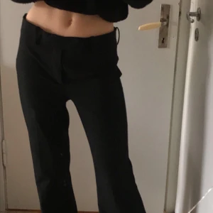 INTRESSEKOLL - Är nyfiken på ifall någon är intresserad av att köpa mina svarta kostymbyxor från Zara. Alltid tyckt om dem och tycker fortfarande att de är superfina, men funderar på att sälja på grund av att de är för stora! Långa i modellen och väldigt bekväma😆💞 Använda max 10 gånger💞 BUDA i kommentarerna!