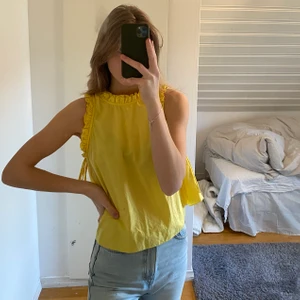 Söt topp - Supersöt sommartopp från Mango! Den är i storlek S och använd ett fåtal gånger. Köparen står för frakt, hör av er för fler bilder/frågor🥰