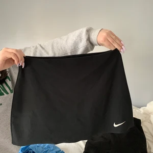 Tennis/padel kjol - Populär kjol från Nike, knappt använd. Väldigt populär att spela padel och tennis i. Storlek M. 