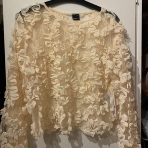 Blus  - Skit snygg blus från Gina! Blommor samt transparent med fina detaljer. Säljer då jag aldrig använt den. Prislapp och allt kvar  Nypris 399 kr, därav priset.  Fler bilder skickas i chatten! Xs! Passar S också! 