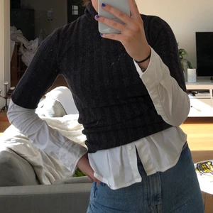 Stickad polotröja från Zara - Ribbad/stickad polotröja med trekvartsärm från Zara, lite lila/grå i färgen, storlek M men ganska tajt