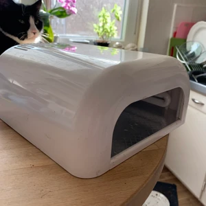 UV-lampa - Säljer min UV-lampa då jag ej har användning för den. Den är sparsamt använd, dock är där några små nagellacksfläckar på den. Annars är den som ny och fungerar som den ska. 💗 (köparen står för frakten)