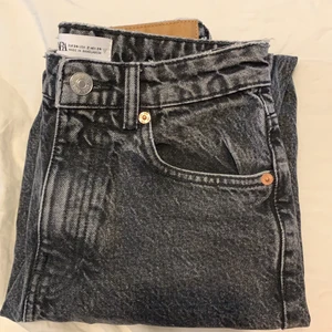 Zara jeans - Säljer dessa gråa jeans från zara i strl 34 pga att de inte kommer till användning. Budgivning startar på 60 kr eller köp direkt för 100 kr✨ hör av dig vid frågor! Jag skickar såklart också fler bilder vid intresse!💕  köparen står för frakten🚚