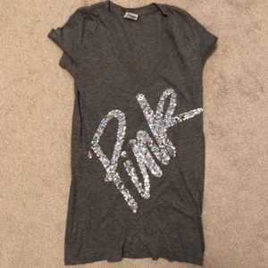 Victoria Secret - 💛 T-shirt/topp från märket Pink, Viktoria Secret, storlek XS. Nyskick. Kan fraktas eller mötas upp 📮