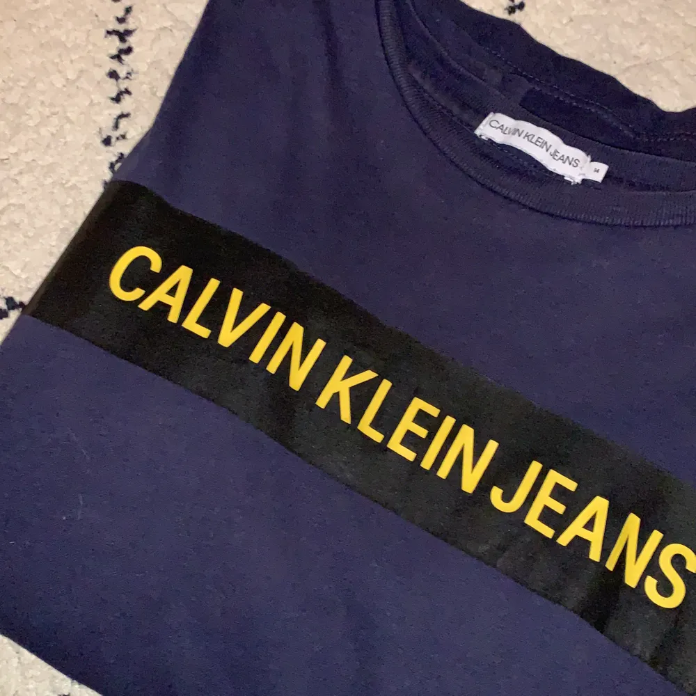 Calvin Klein tröja i mörkblå färg. Storlek ”14” men passar XS/S. Knappt använd. Mycket bra skick. Frakt tillkommer . T-shirts.