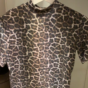 Zara leopard tröja - Mjuk och gosig tröja från Zara. Bra skick👍🏽 storlek S. Frakt tillkommer 