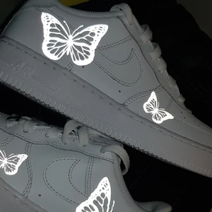 Nike AF1 Butterfly - Perfekta sneakers nu till våren! Vi är ett UF- företag som säljer sneakers med reflexmotiv⚡🥰. Det går att skicka in skor till oss så designar vi dem för 299kr eller köp nya för 299kr + skokostnaden😊 Nya AF1 med reflexmotiv blir i stl 35-39 1098kr och i stl 40+ 1398kr⚡⚡⚡ Kolla gärna in vår Instagram om ni vill se mer @thecustomwave.uf 🥰