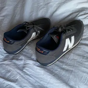 Blåa 70-tals inspirerade new balance sneakers med orangea detaljer. Sååå fina och en riktig pinterest-trend. Storlek 38 men rätt små i storleken. De är lite solblekta men i mycket bra skick i övrigt. 