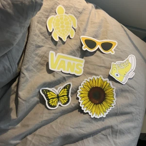 Stickers - Egen gjorda stickers/klistermärke 🌸 alla för 15kr plus 13kr frakt (ett frimärke kostar 13kr) 🌸 skriv gärna vid frågor eller andra bilder🌸