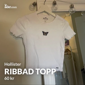 Ribbad vit topp från Hollister - Vit ribbad stretchig topp från Hollister. Finns en liten fläck under/vänster om fjärilen men tror den går att få bort (man lägger inte märke till den). Säljer den för att den är för stor på mig, den var väldig stor i storleken. Har normalt storlek xs/s och tog xs i denna eftersom jag ville ha den lite tajtare men den var lite mer åt det lösa hållet. Köpt från Hollister hemsidan för ca. 200 kronor (finns inte att köpa på hemsidan längre så vet inte exakt men alla liknande toppost kostar 200-250kr). Bjuder på frakten om den blir såld innan 2 April.