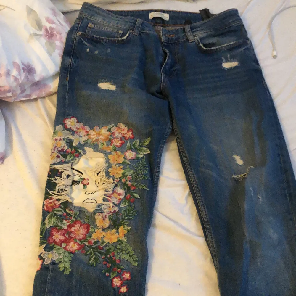 Mina gamla jeans köpta på Zara. Använt de rätt så mycket men de är i väldigt bra skick !!! . Jeans & Byxor.