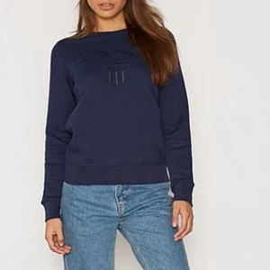 Gant sweatshirt  - Marinblå sweatshirt från gant. Köpt för 999kr och säljer för 150kr, ni kan buda. Superfint skick! I storlek XS. Obs! Inte smuts på tröjan utan spegeln som är smutsig!!