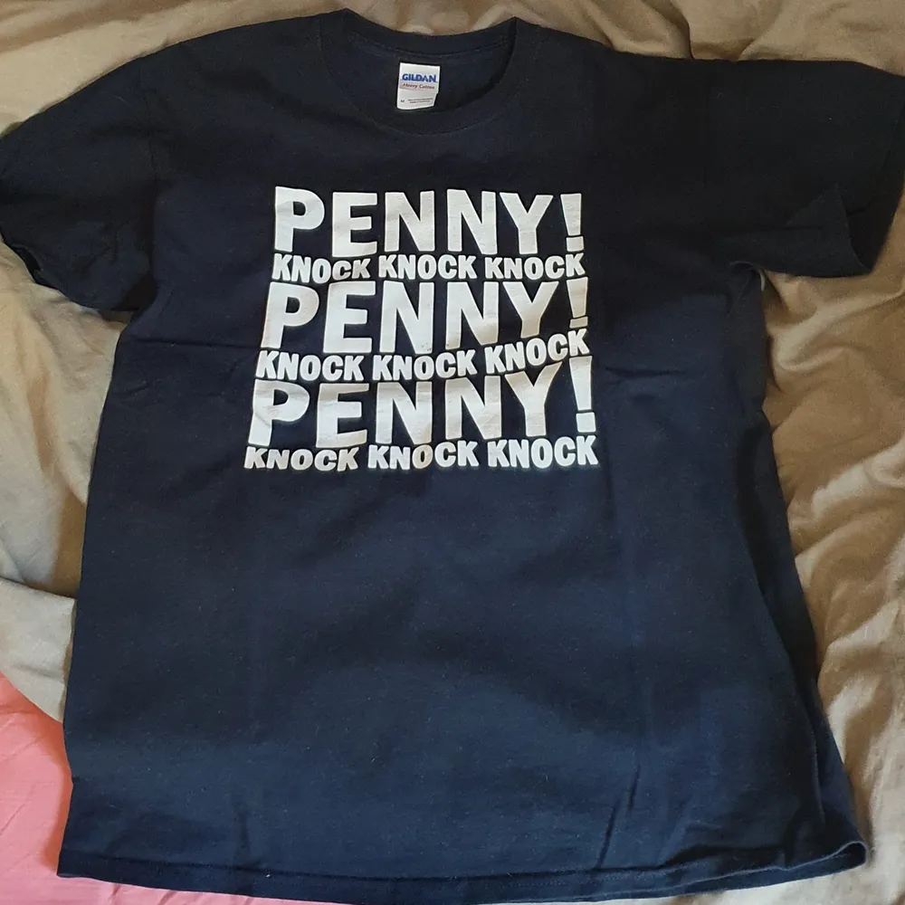 T-shirt med rak passform, sparsamt använd = gott skick. Text med Sheldon Coopers klassiska knackning i Big Bang theory. 100% bomull. . T-shirts.