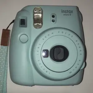 Oanvänd instax mini 9 och väska som medföljer samt extra lins. Säljs på grund av den inte riktigt passade mig! Pris kan diskuteras. 