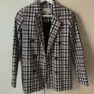 Rutig kavaj  - Cool kavaj köpt på second hand. Älskar den men har tyvärr blivit för liten för mig🤍FINNS UTE PÅ MIN SELLPY ISTÄLLET! 