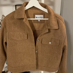 Jacka  - Säljer denna bruna superfina jackan från NAKD för 150kr. Inte rikigt min stil! Supersnygg färg och perfekt till våren💗