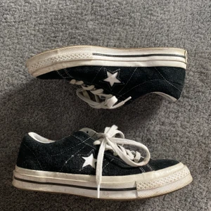 Converse  - Skor från Converse som är använda 1 gång. Enda slitaget är två små röda fläckar som syns på bilden, skriv privat för fler bilder