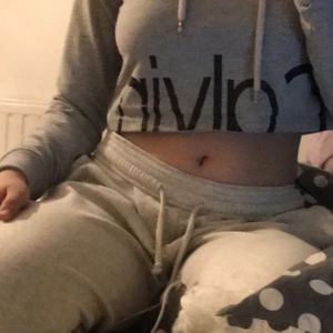 calvin klein hoodie - calvin klein croppad hoodie med luva och snören. väldigt skön men för tajt för min smak. Storlek: S