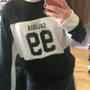 Långärmad tröja - Långärmar lite ”nätaktig” tröja i storlek Small. Hör av er innan ni klickar på köp nu 💓